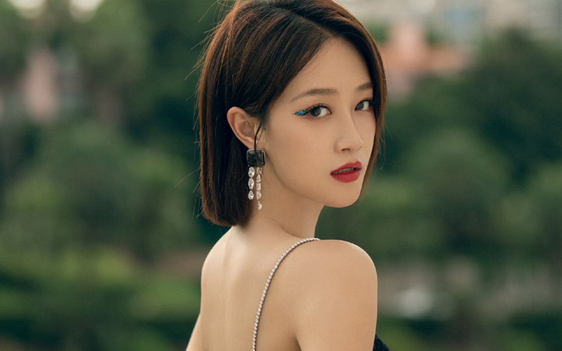 九游网-比赛视觉包装设计融合数字艺术元素，包装视觉传达设计包括文字色彩图形和版式设计